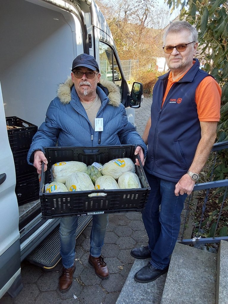 Fahrer mit Waren für die Tafel Höchberg