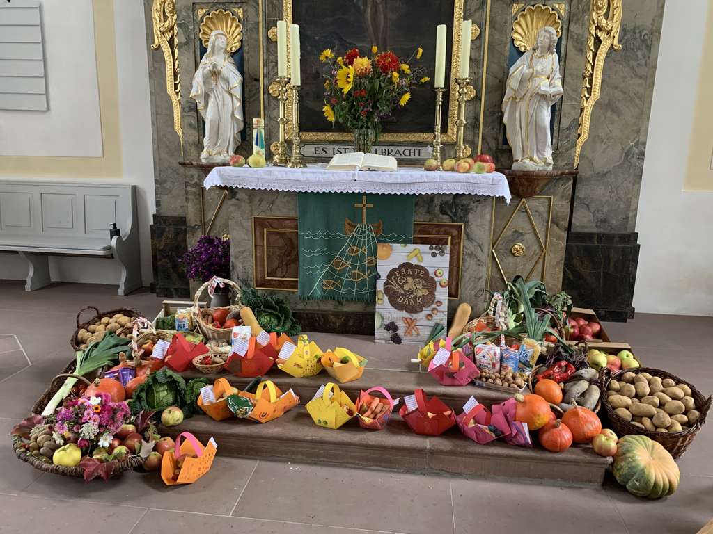 Altar geschmückt mit Blumen in der Evangelischen Kirchengemeinden Oberaltertheim