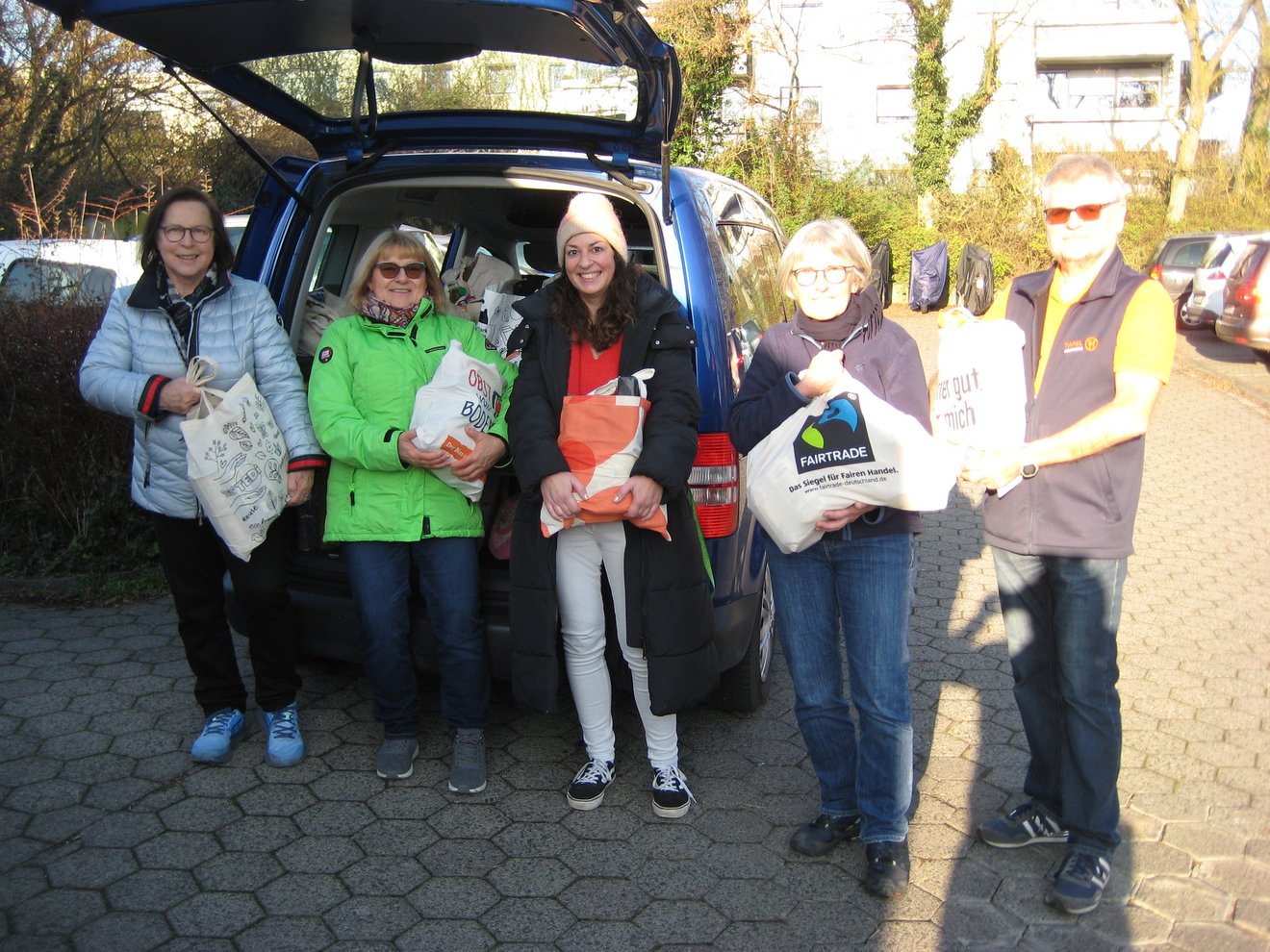 Geschenkübergabe durch die Vertretung der Schule (Schülersprecher und Lehrkraft Frau Shestova) an den Vorstand)