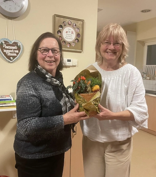 Magdalena Roßbach (links) verabschiedet Siglinde Krauthausen