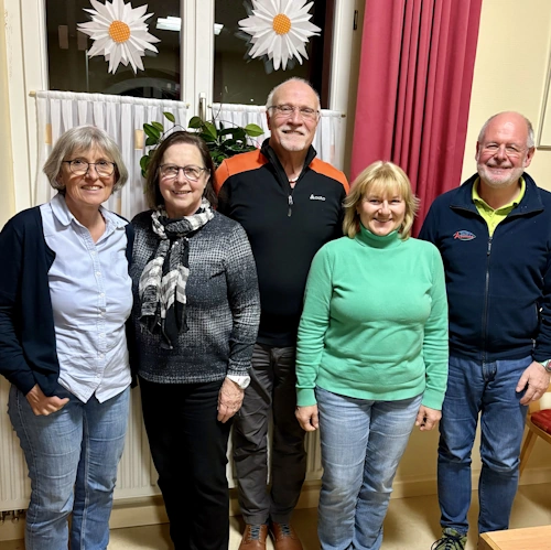 Der neue Vorstand ab 25.10.2025 - von links nach rechts: Kassiererin Ruth Dunkel, 1. Vorständin Magdalena Roßbach, Schriftführer Günter Mensch, 2. Vorständin Alicia Roos, Revisor Thomas Mühling - auf dem Bild fehlt die Revisorin Andrea Hettiger.