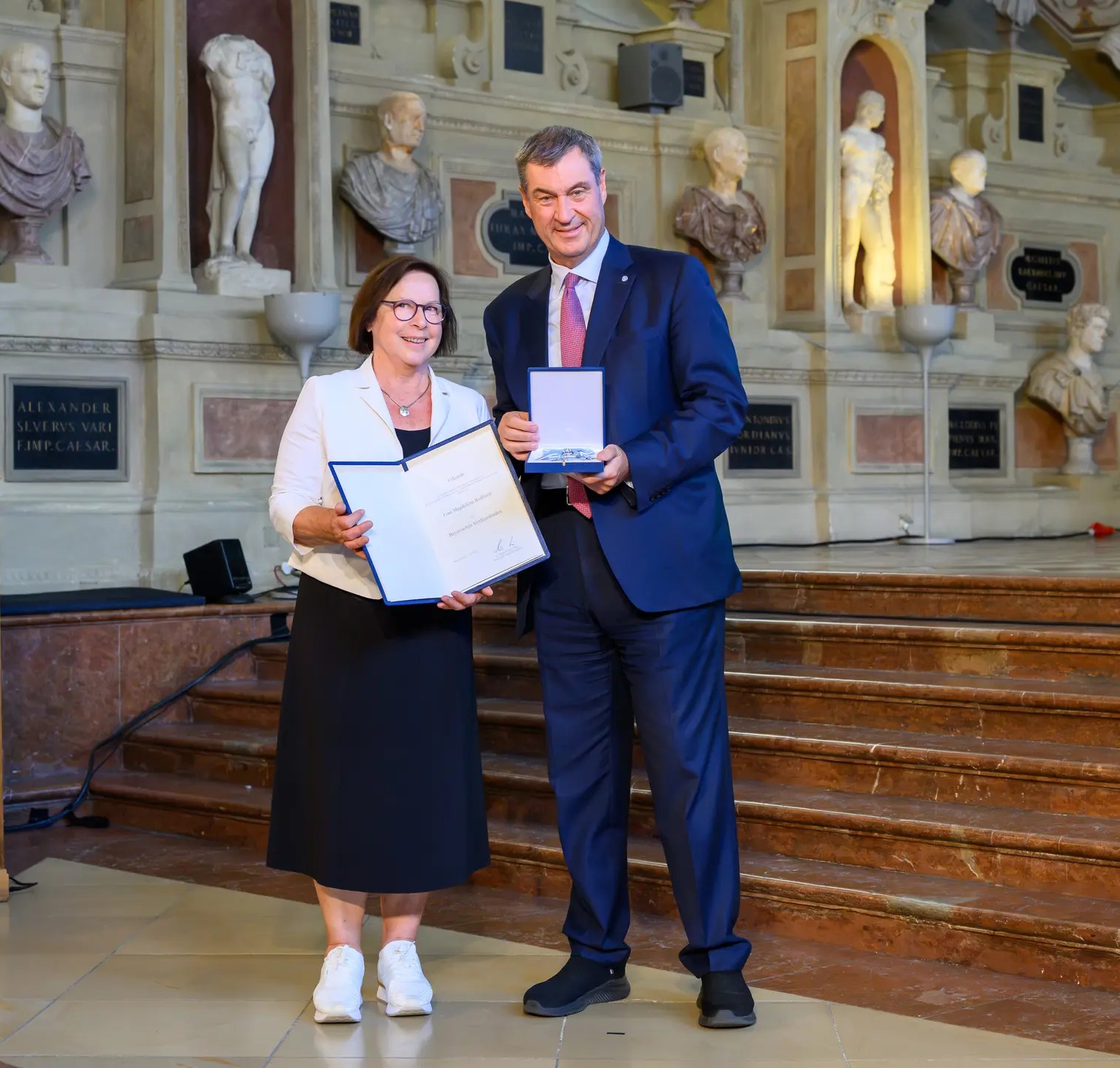 Magdalena Roßbach mit dem bayerischen Ministerpräsidenten Markus Söder anlässlich der Verleihung des Bayerischen Verdienstordens
