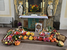 Altar geschmückt mit Blumen in der Evangelischen Kirchengemeinden Oberaltertheim