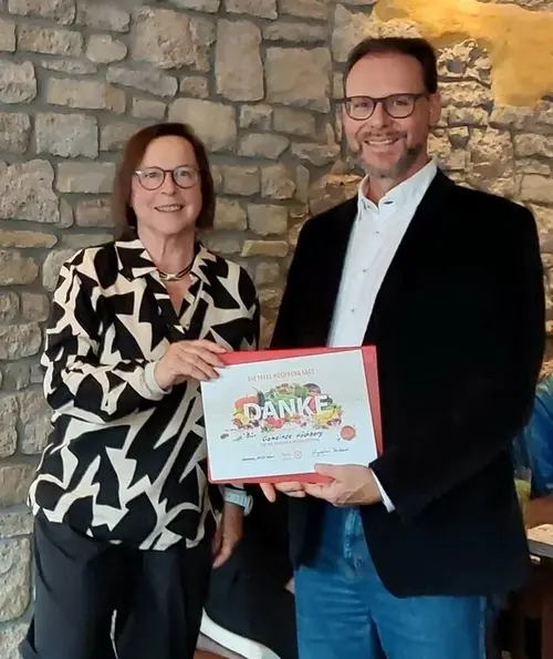 Zweiter Bürgermeister Sven Winzenhörlein nimmt im Namen der Gemeinde Höchberg die Dankurkunde entgegen