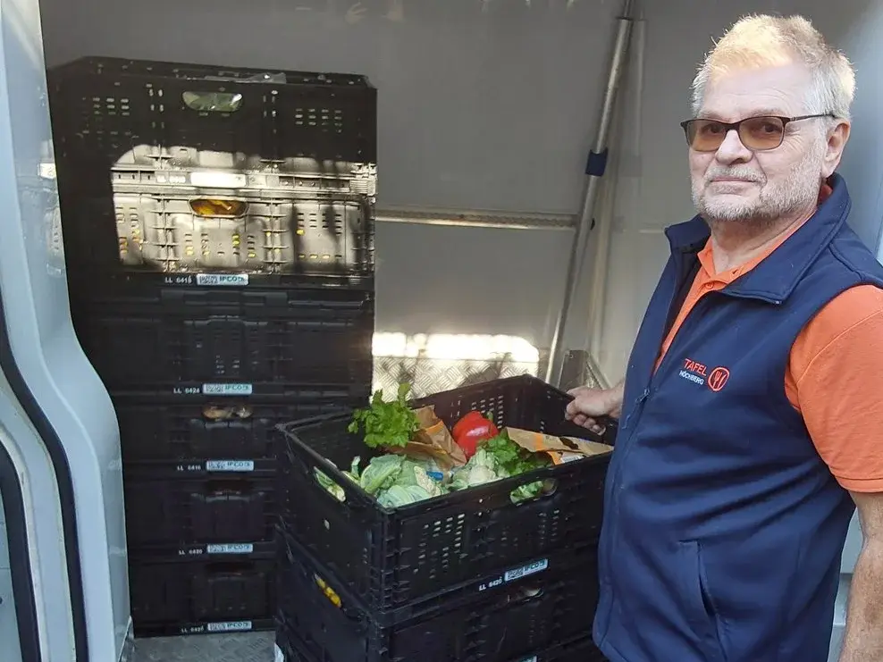 Fahrer mit Waren für die Tafel Höchberg